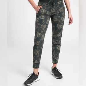 NWT Athleta Trekkie Notth Printed Jogger